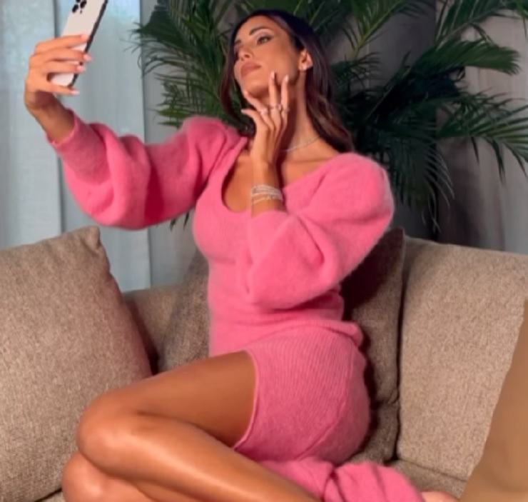Federica Nargi video divano vestito rosa bambola