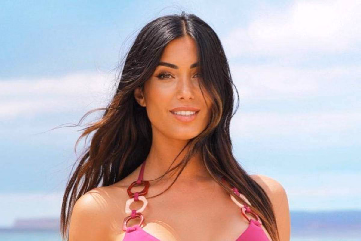 Federica Nargi video divano vestito rosa bambola