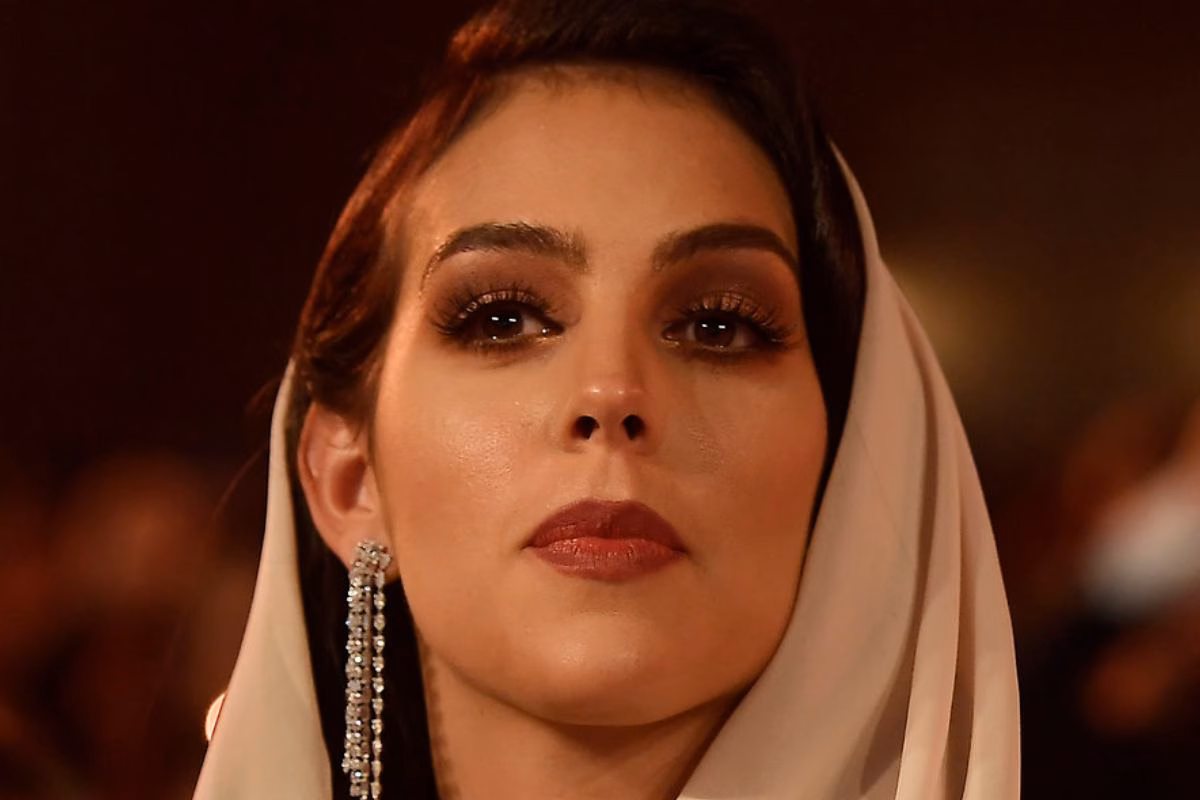 Georgina Rodriguez total white: gambe in vista