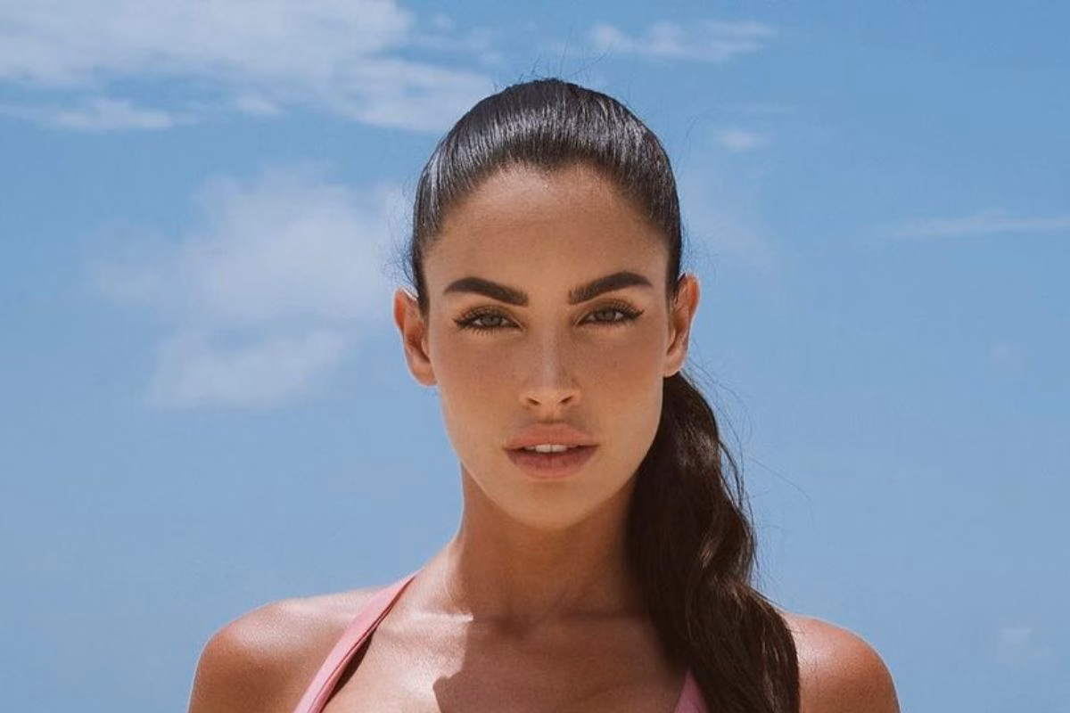 Lucia Javorcekova, via il reggiseno: curve da ritiro della patente