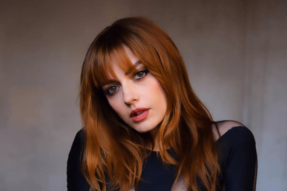 Annalisa scatto bianco e nero top gambe