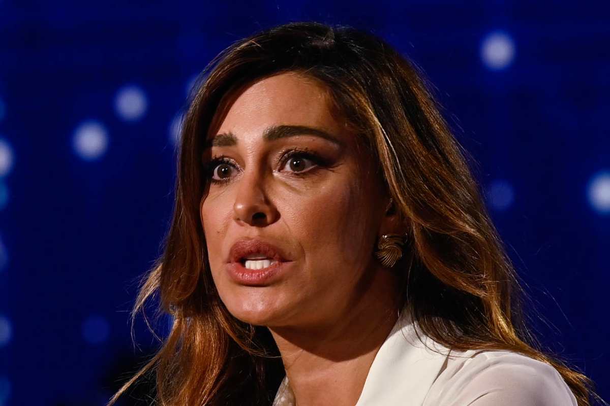 Belen in lingerie: farfallina in bella vista e pose da urlo