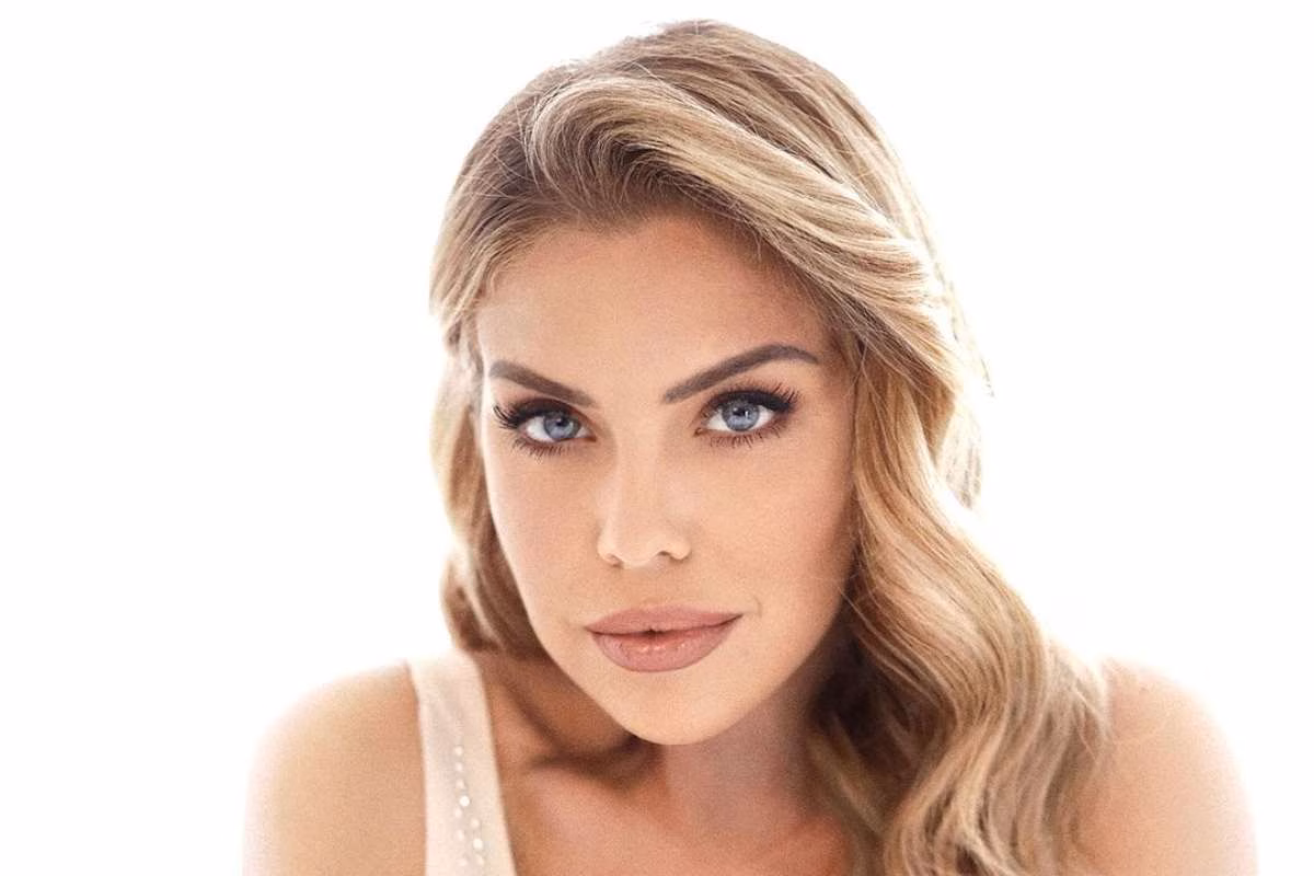 Costanza Caracciolo vestito corto aderente minigonna gambe tacchi