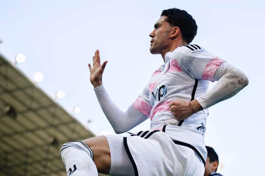 Vlahovic esulta per il gol contro in Frosinone-Juventus