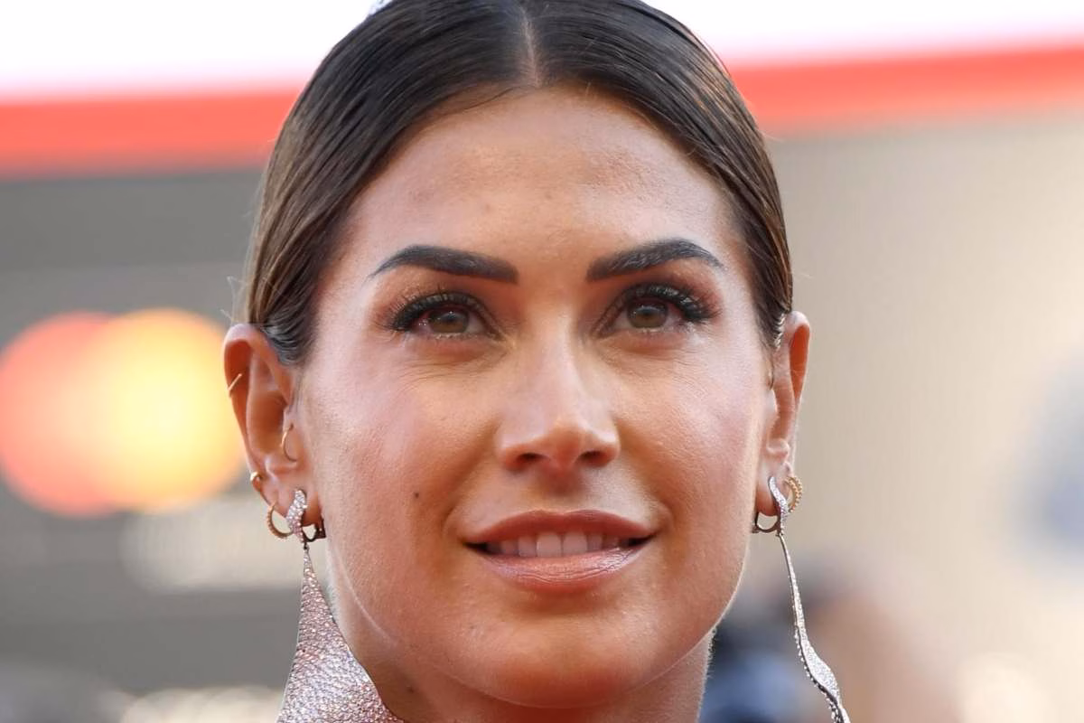 Melissa Satta, calze nere hot: così è una favola