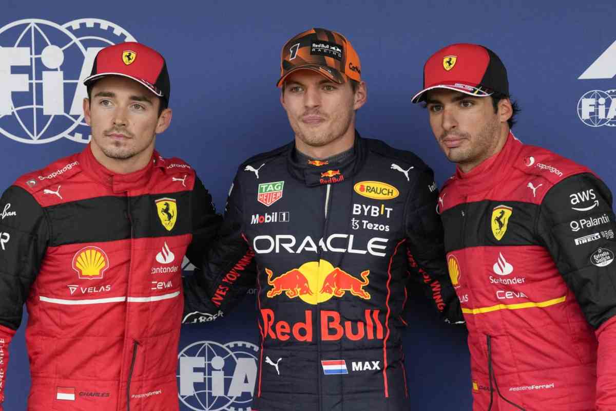 Sainz punge Verstappen e Leclerc