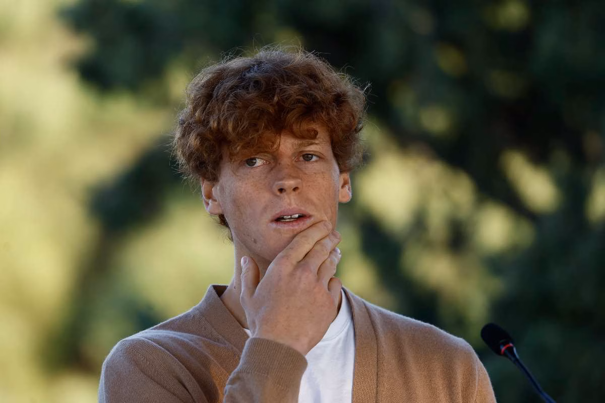 La gaffe di Jannik Sinner in conferenza stampa spiazza tutti 