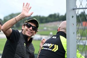 Valentino Rossi presenta il nuovo casco per la stagione 2024