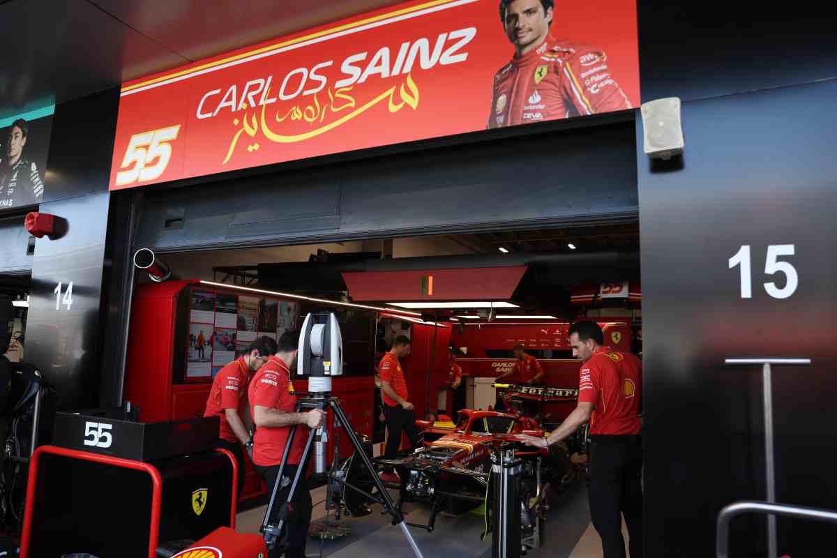 Problemi per Carlos Sainz