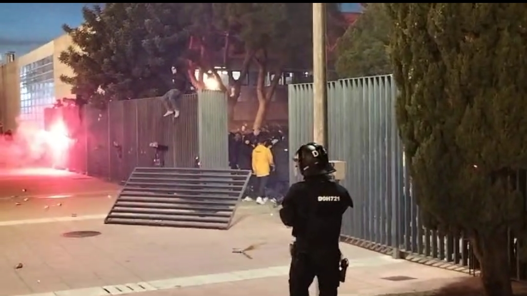 VIDEO – Barcellona-Napoli, incidenti a Montjuïc: tifosi azzurri sfondano un cancello