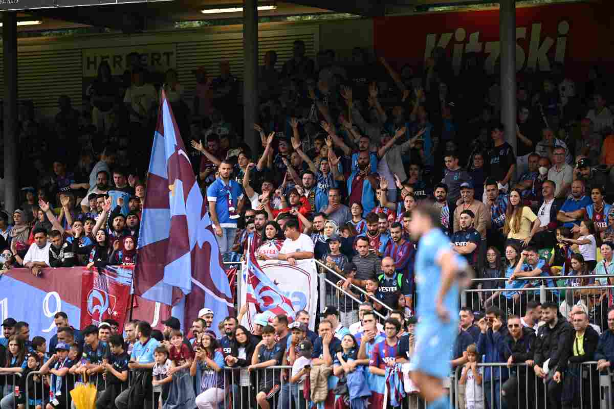 Invasione choc dei tifosi: aggrediti giocatori in campo