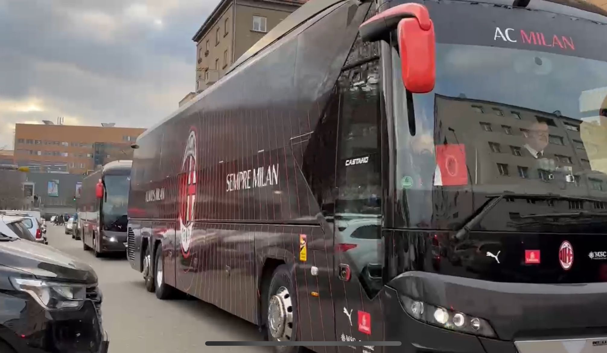 Milan, l’arrivo del pullman dei rossoneri alla Fortuna Arena (VIDEO)