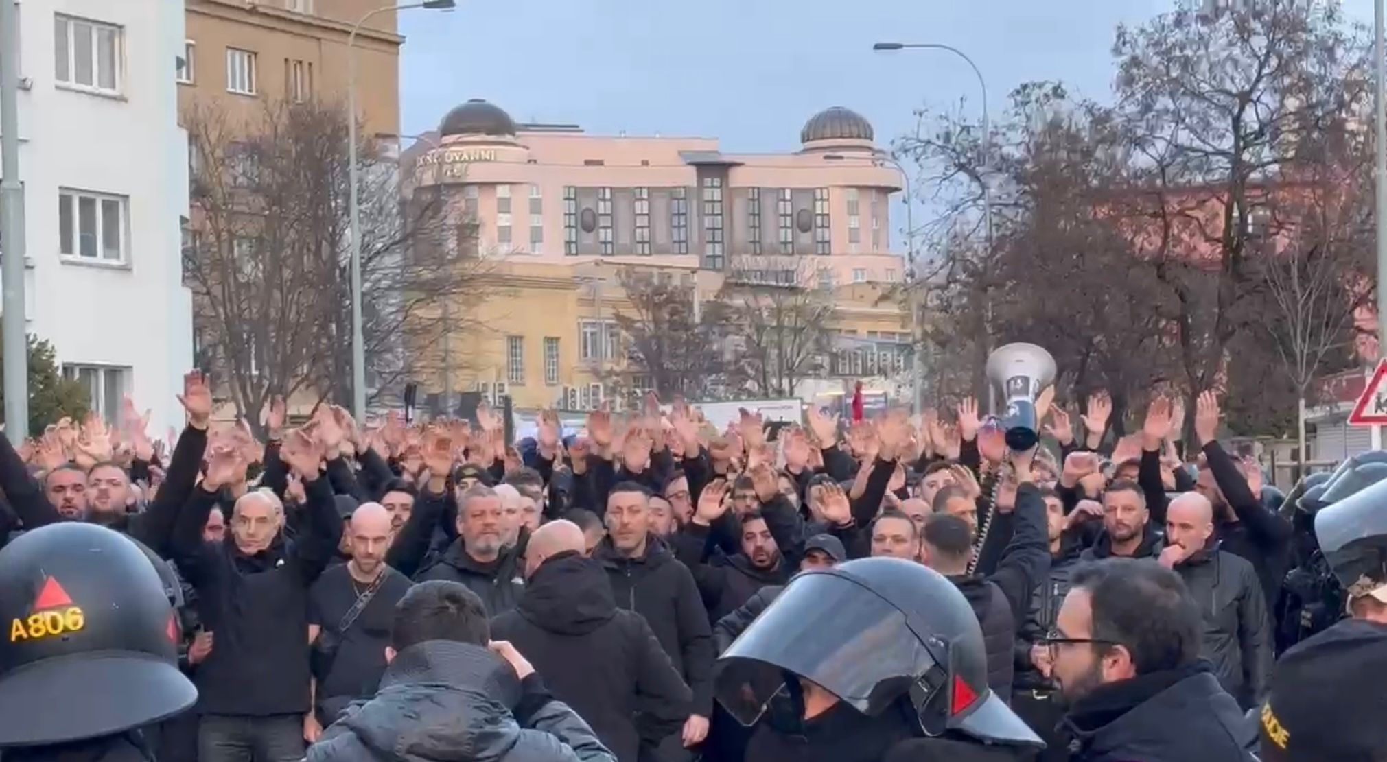 Milan, la carica dei tifosi rossoneri (VIDEO)