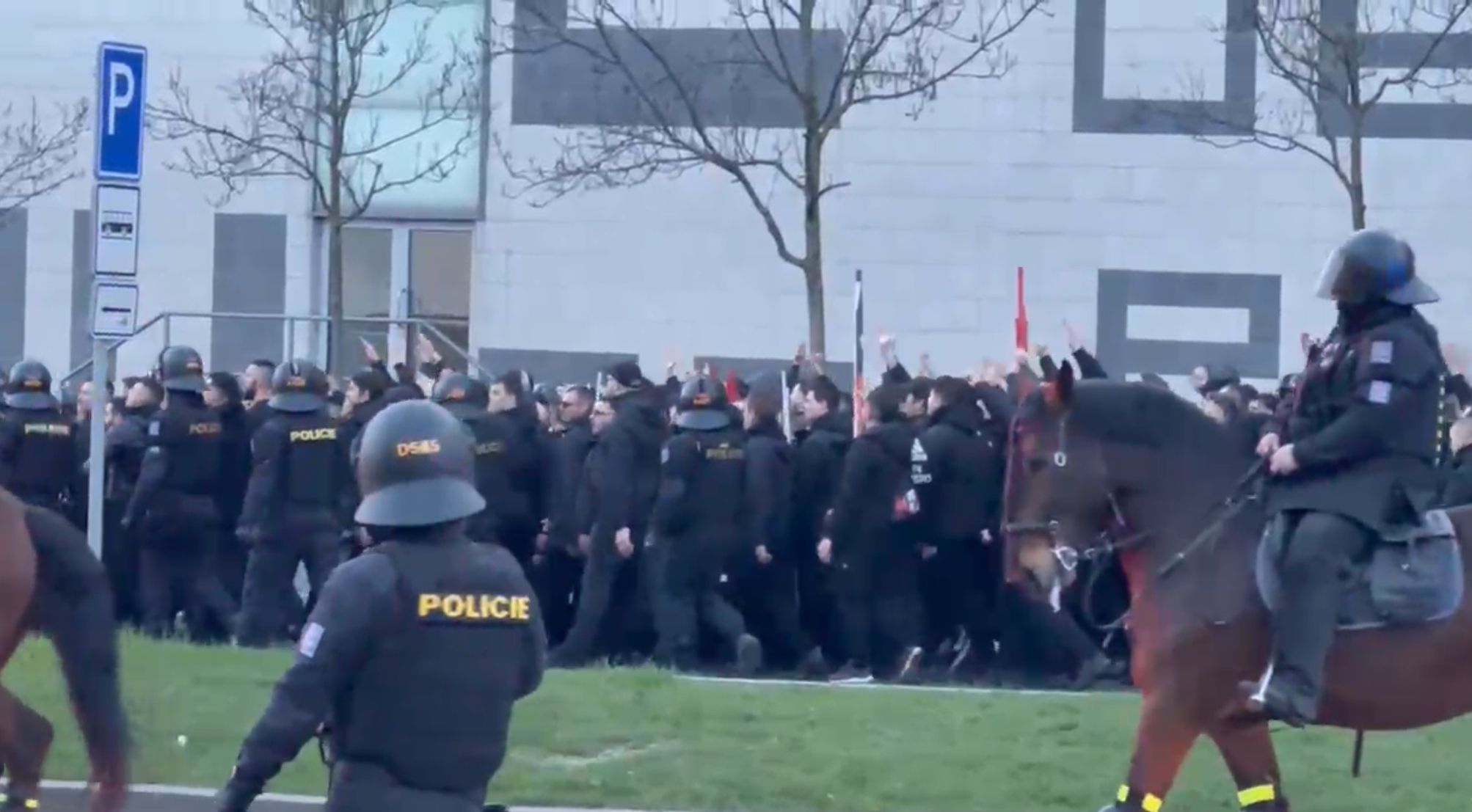 Milan, i banditi rossoneri sono arrivati allo stadio (VIDEO)