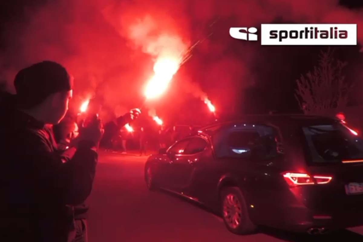 (VIDEO) Fiorentina, fiaccolata finale all’uscita del feretro