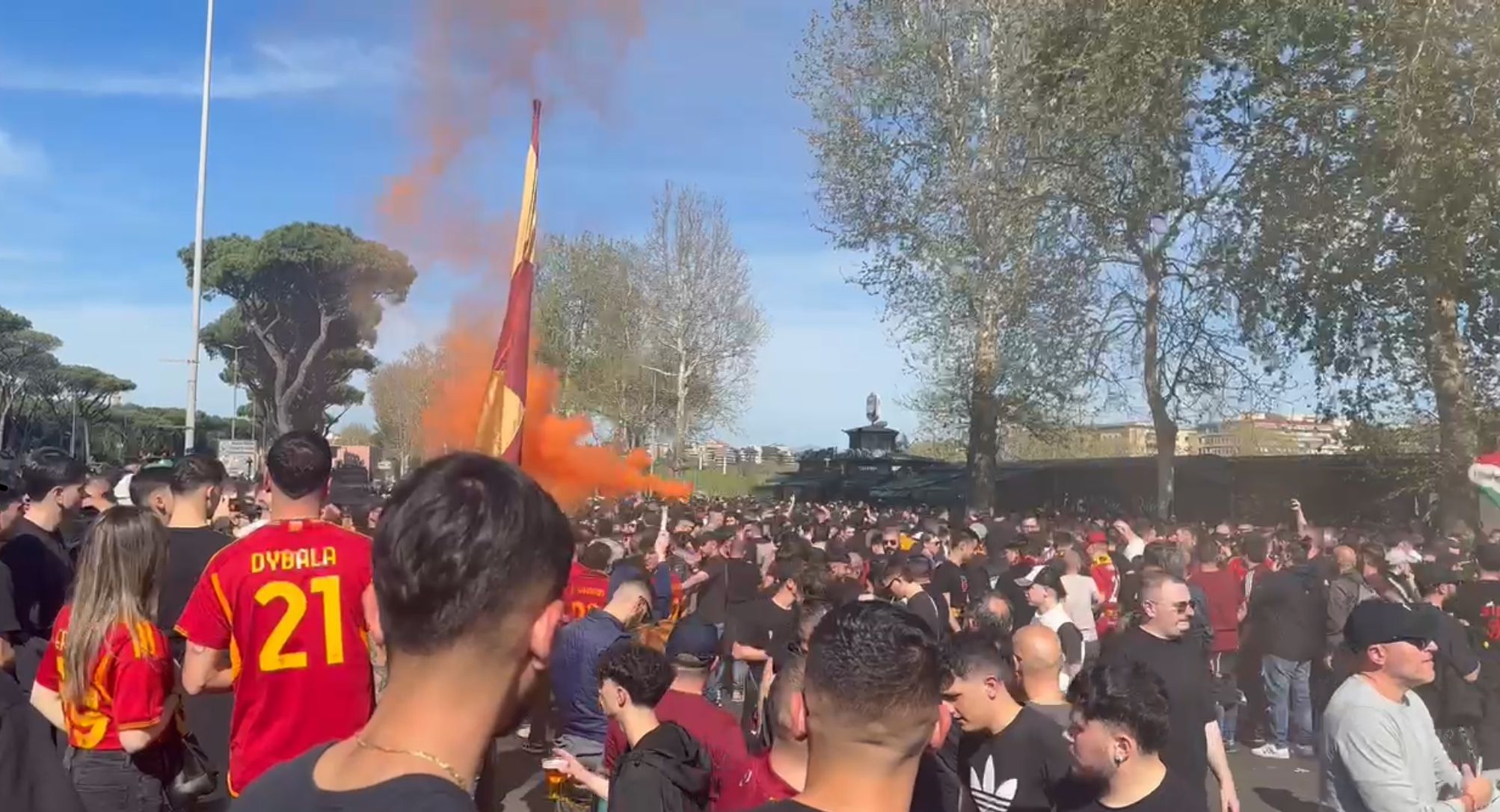 Roma-Lazio, i tifosi giallorossi arrivano all’Olimpico (VIDEO)