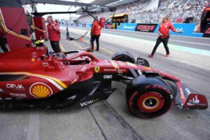 La Ferrari si prepara per la Cina: la carica di Sainz