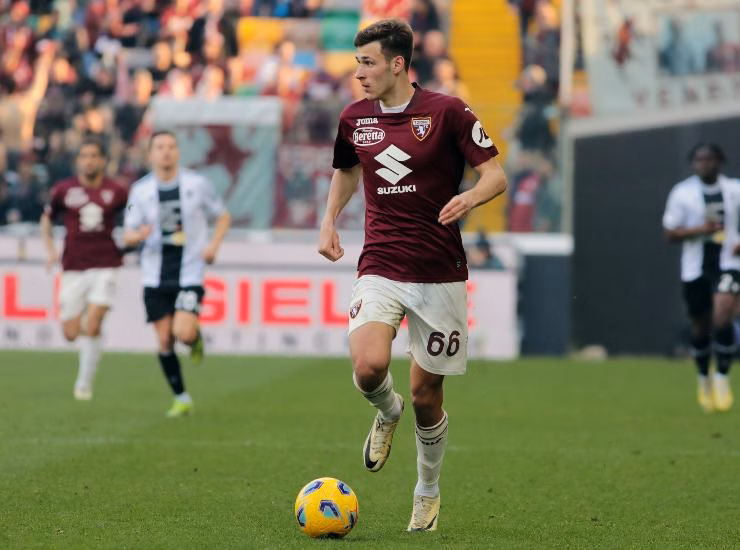 Torino, stagione finita per Gineitis: infortunio al crociato per il centrocampista