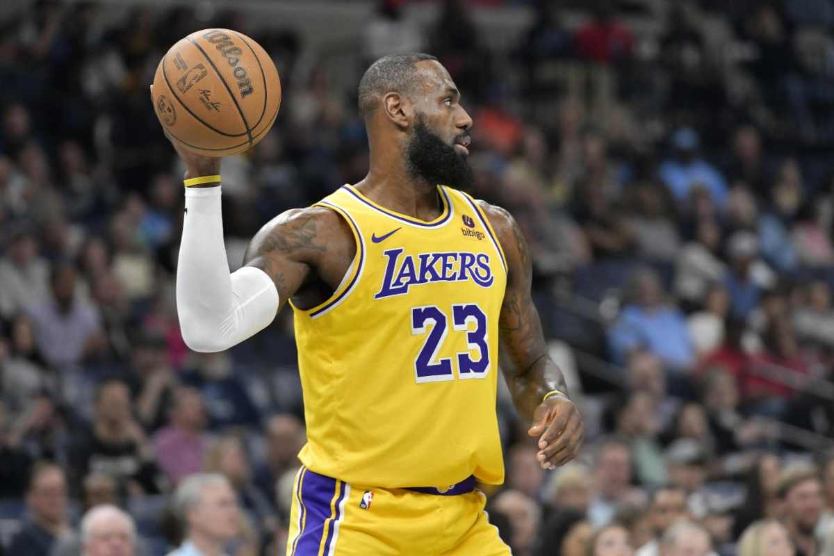 LeBron James spinto scherzosamente durante l'incontro: il gesto d Ja Morant