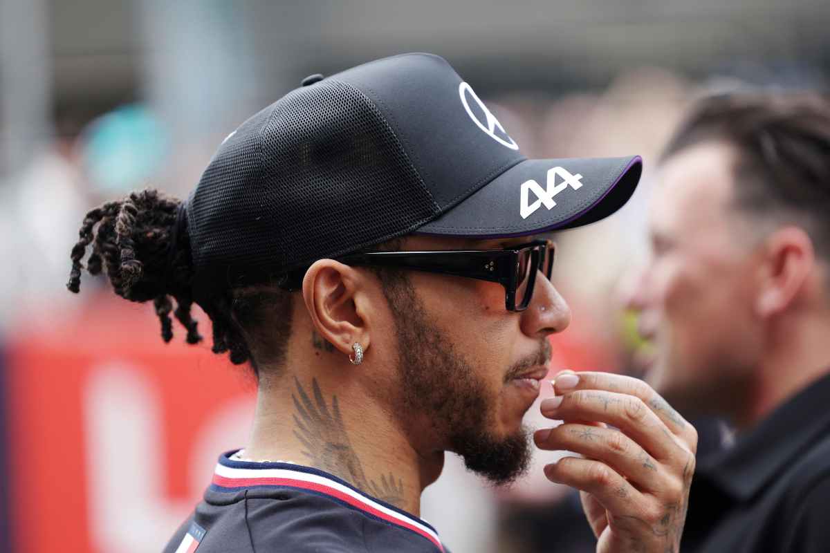 Lewis Hamilton stranamente di buon umore: arriva la frecciatina di Toto Wolff