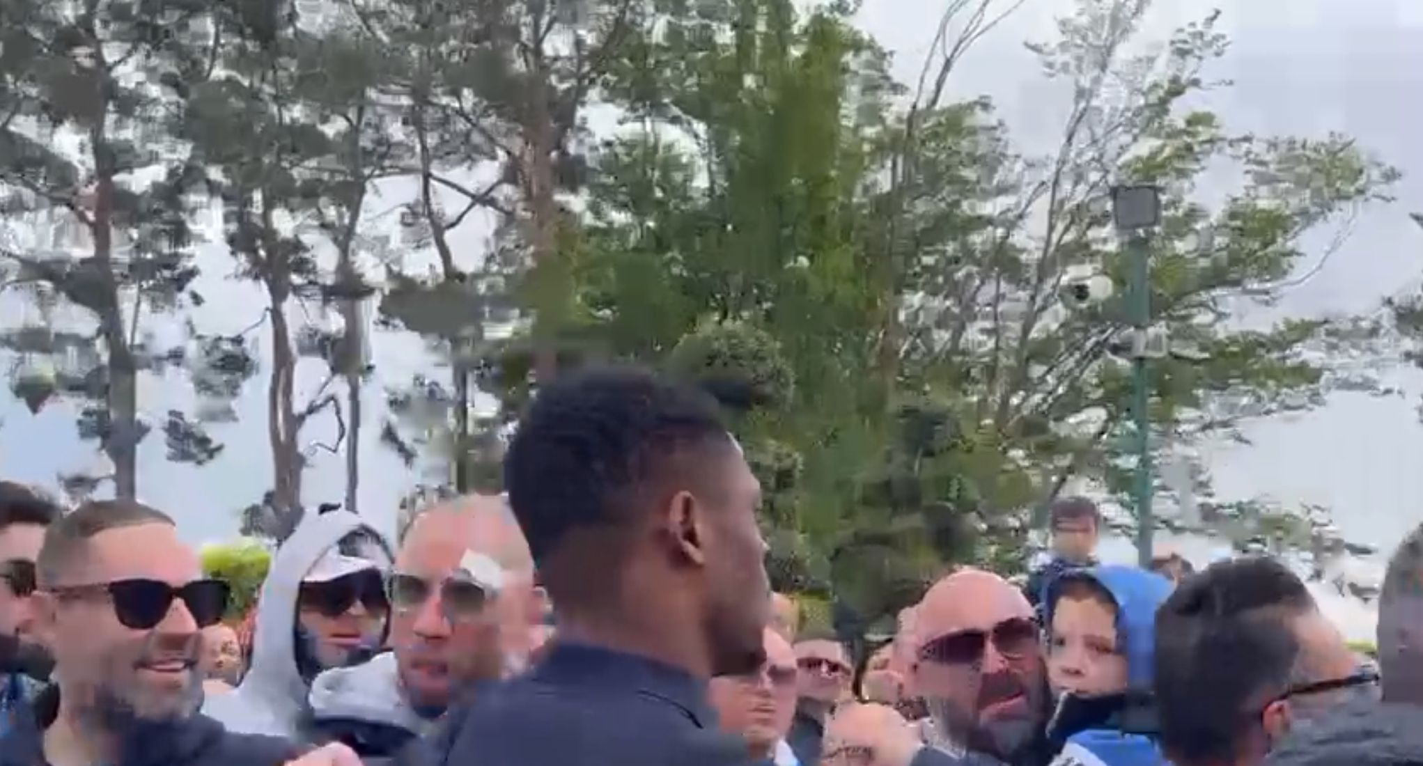 Inter, Dumfries arriva all’allenamento nonostante la folla (VIDEO)