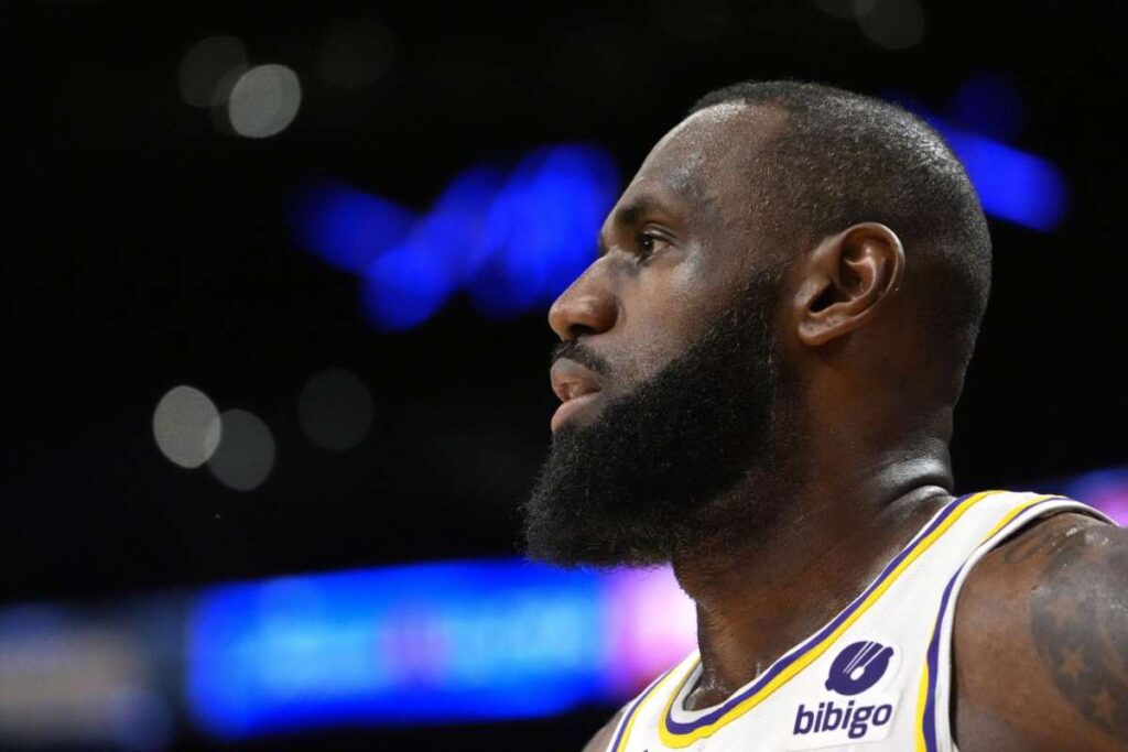 Colpo di scena LeBron James: pronto a rimanere ai Lakers
