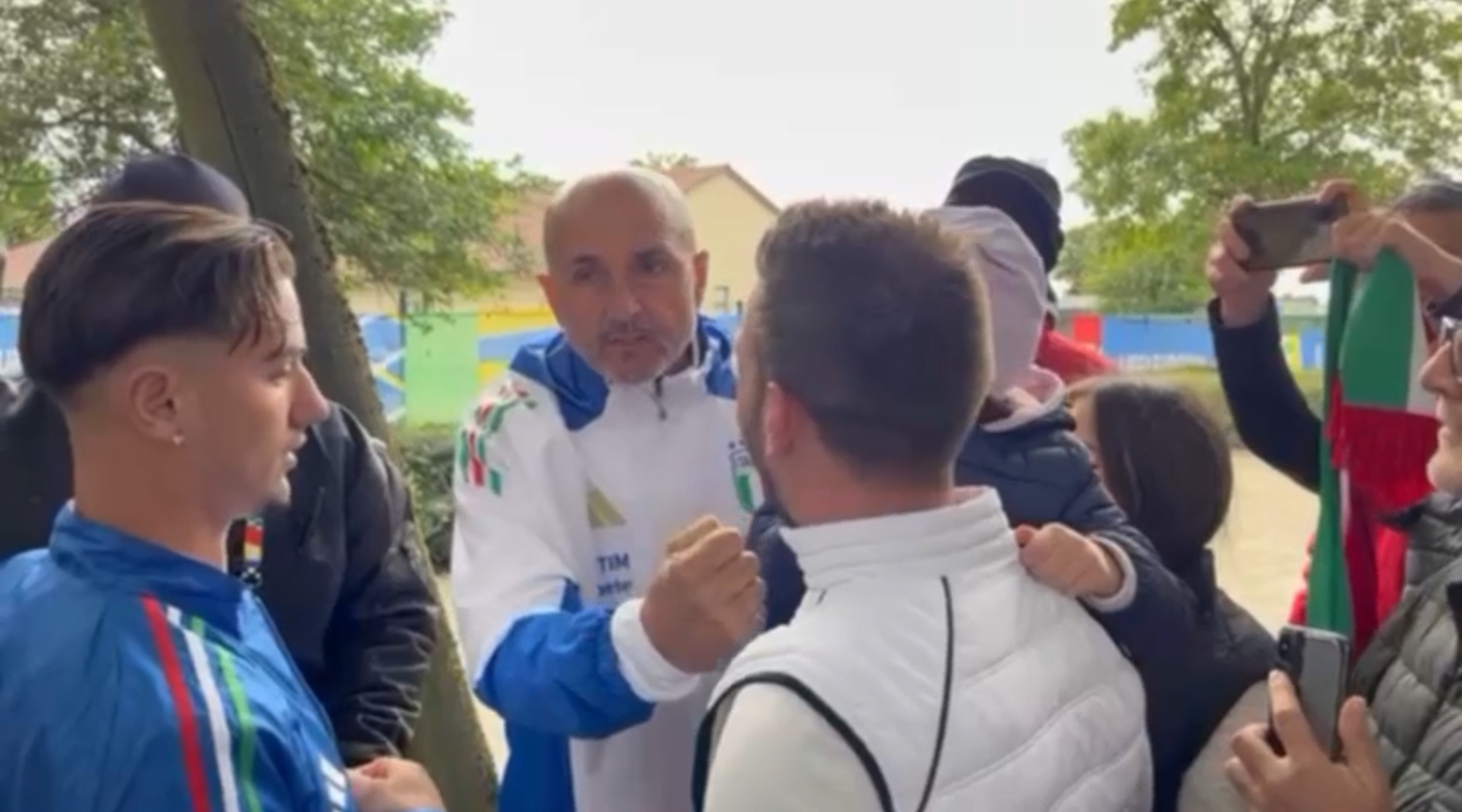 VIDEO – Il CT Spalletti scherza coi tifosi azzurri
