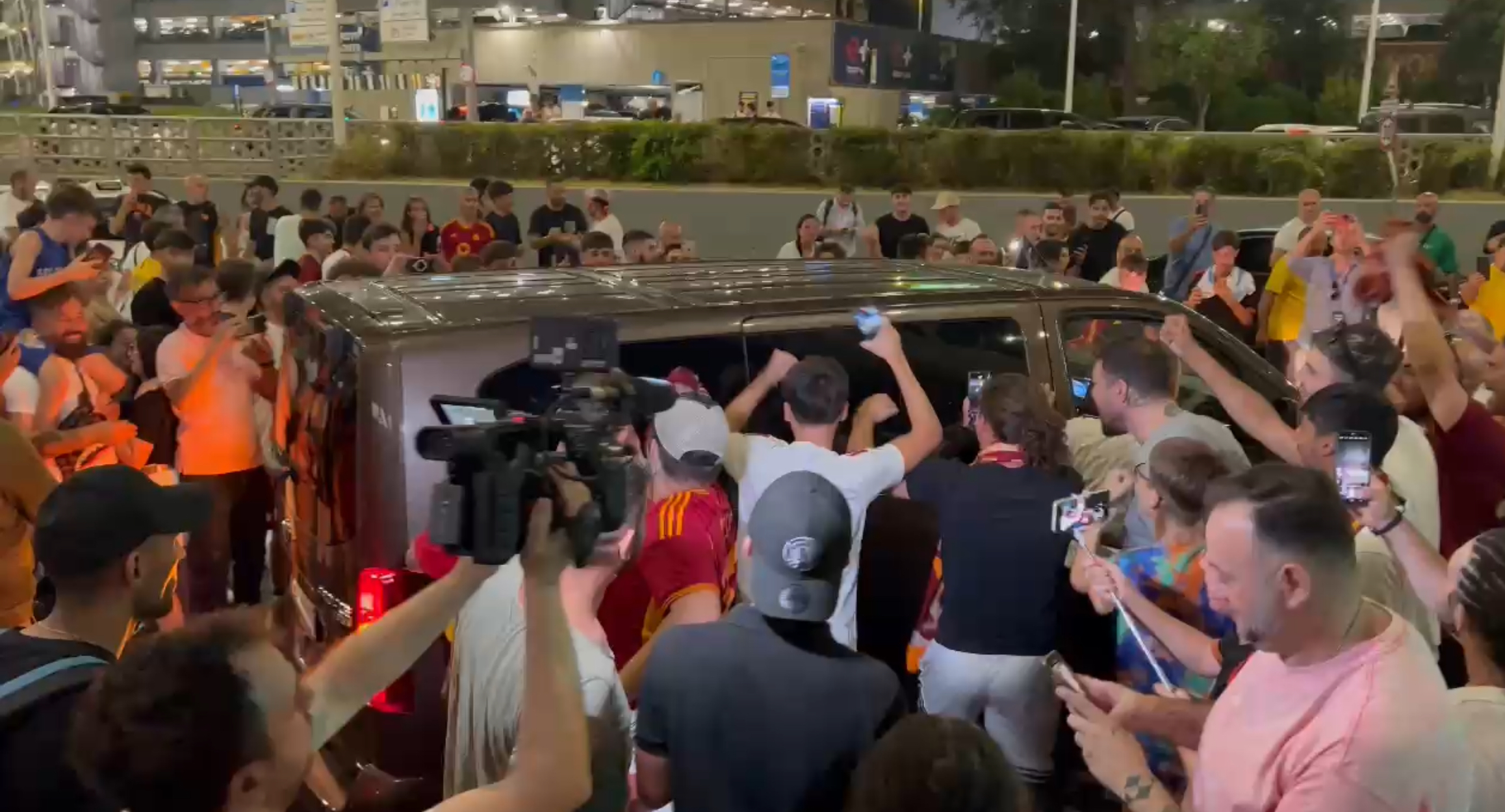 VIDEO – Roma, l’arrivo di Soulé a Fiumicino