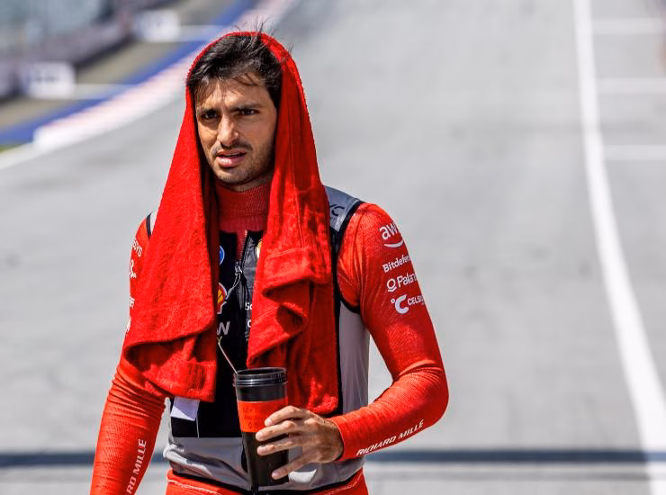 Sainz torna sull'addio alla Ferrari: lo spagnolo commuove tutti