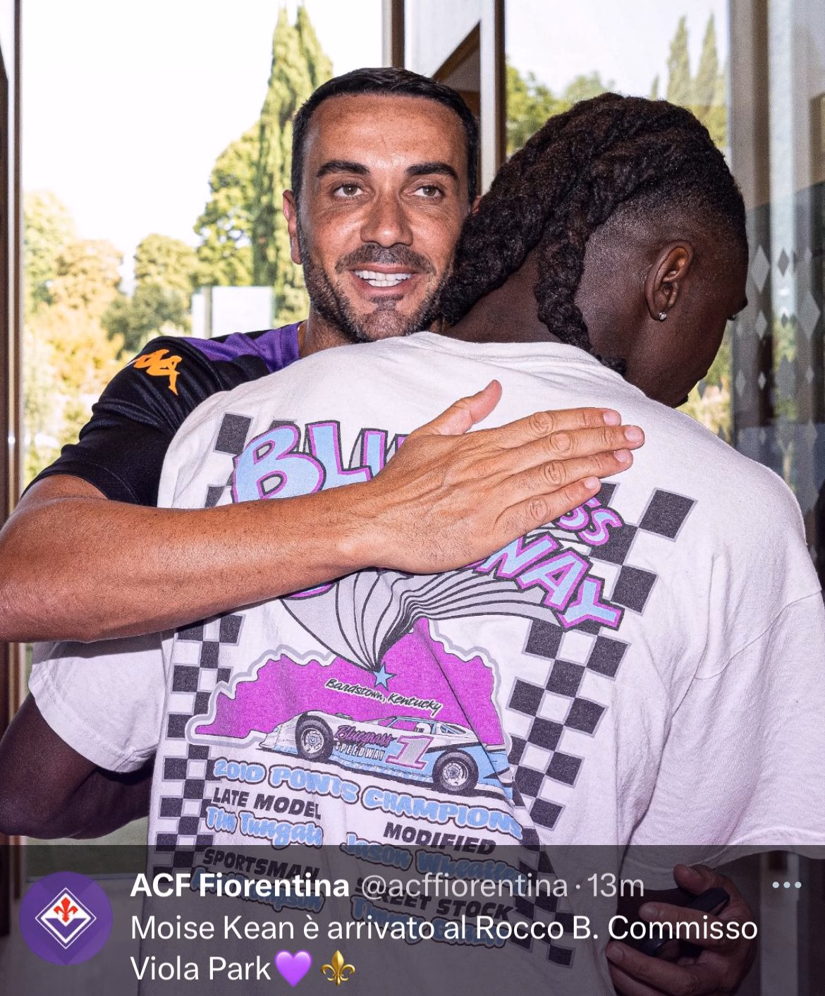 Kean abbraccia Palladino, allenatore della Fiorentina