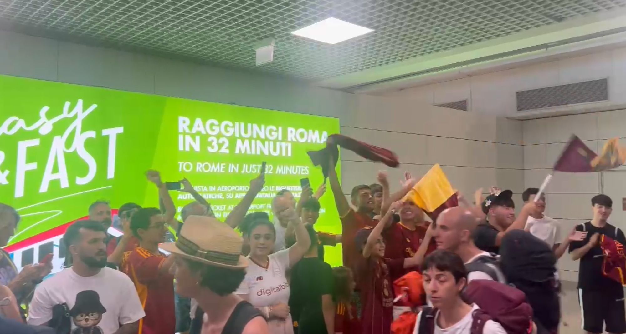 Roma, l’attesa dei tifosi per Soulé a Fiumicino (VIDEO)