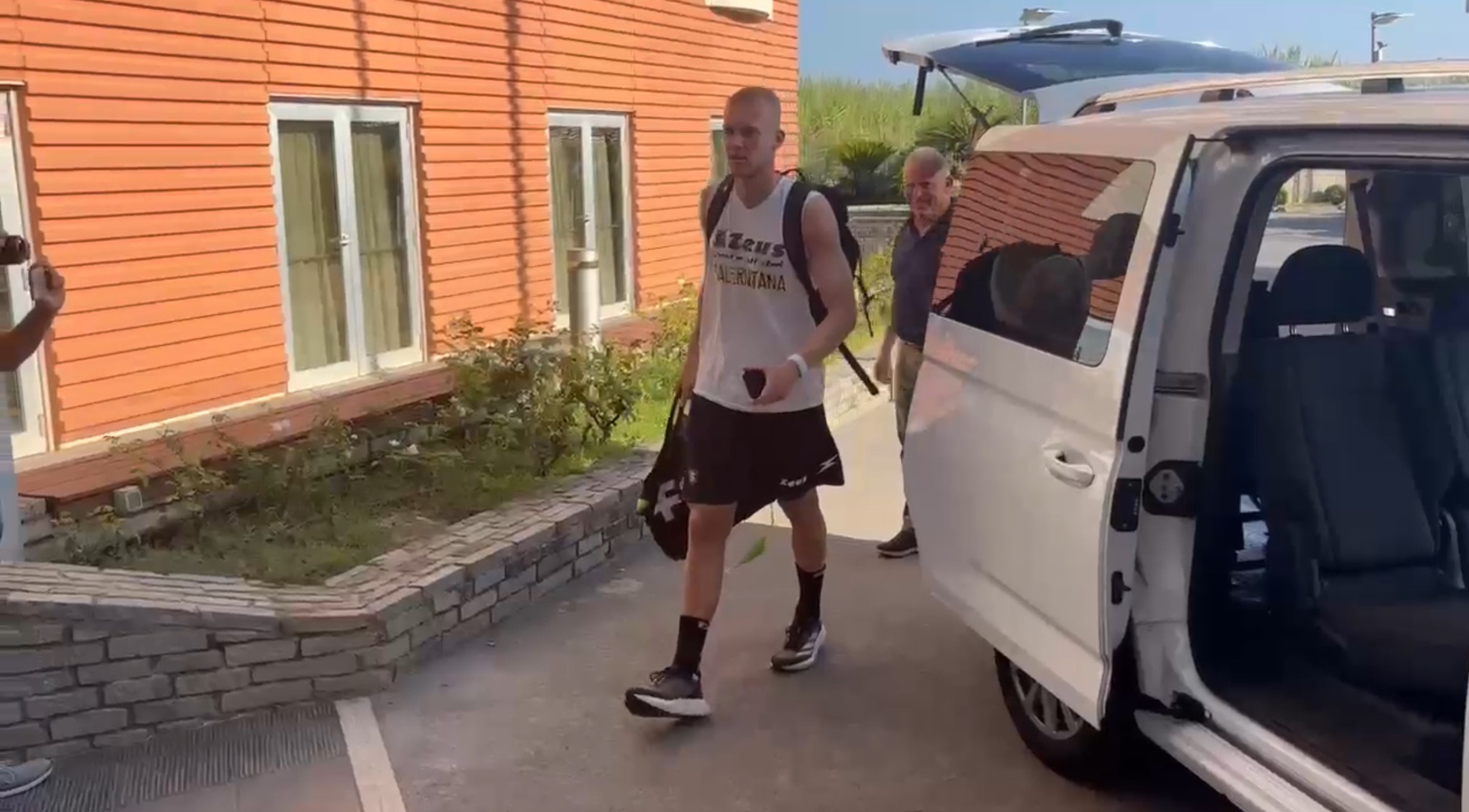 VIDEO – Salernitana, l’arrivo di Velthuis in città