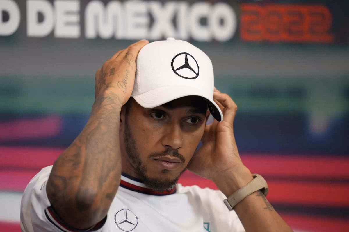 hamilton comincia la sua avventura in ferrari con il piede storto