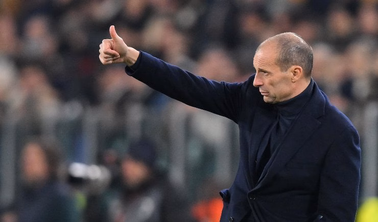 Allegri mostra il pollice alto a bordo campo mILAN