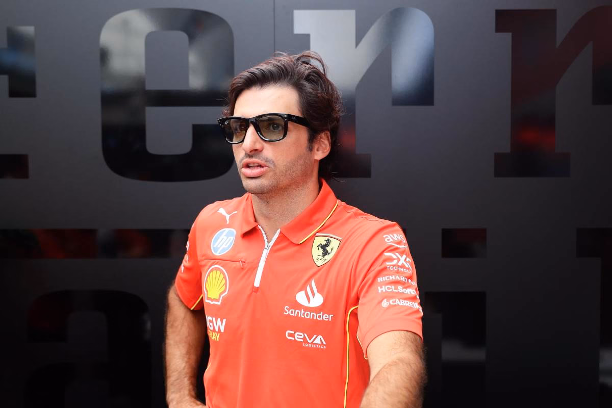 Carlos Sainz con la divisa Ferrari