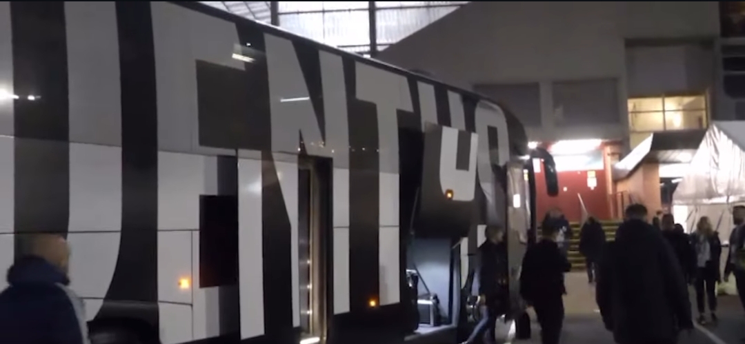 VIDEO – L’arrivo della Juventus al Villa Park