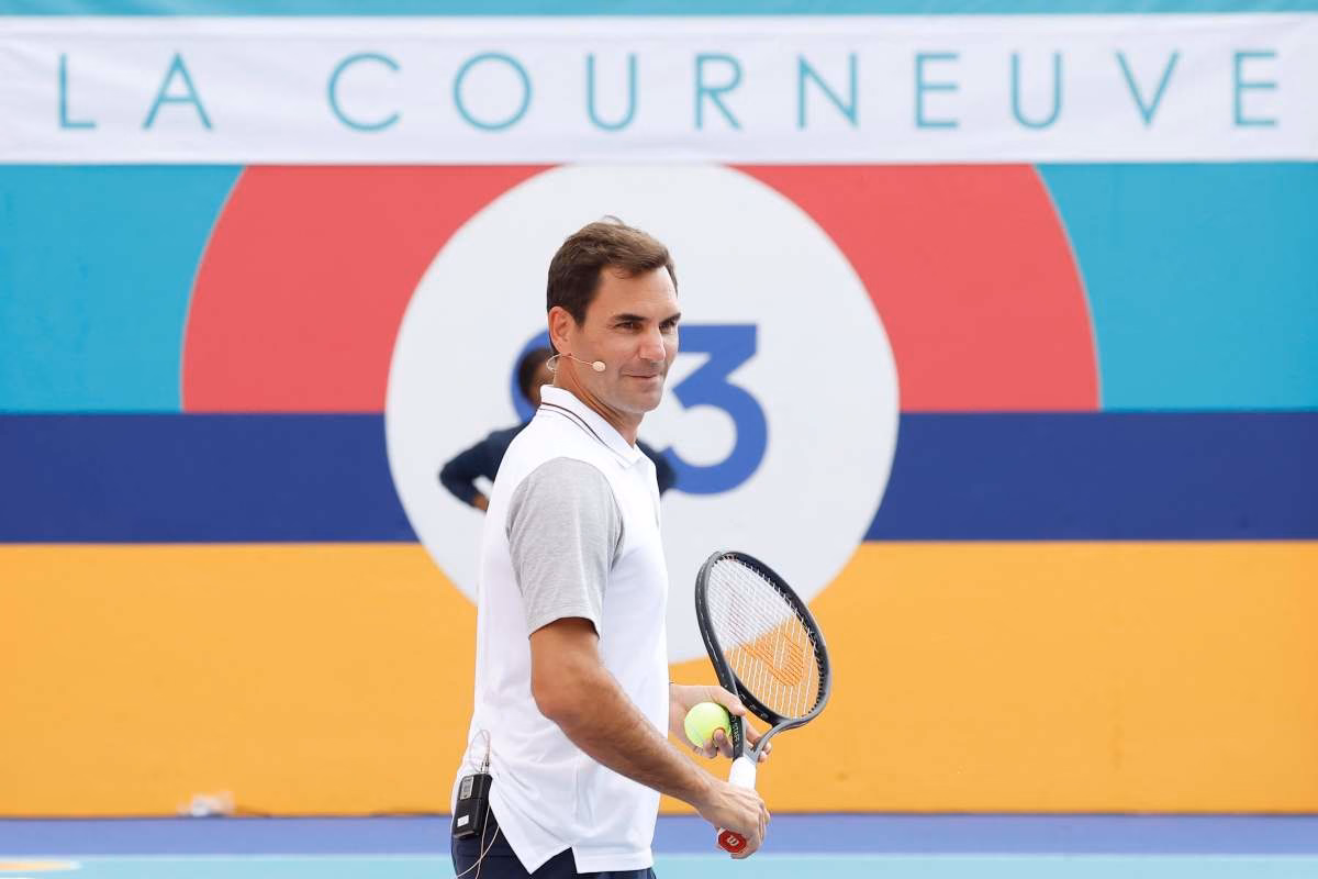 Federer sul campo da tennis