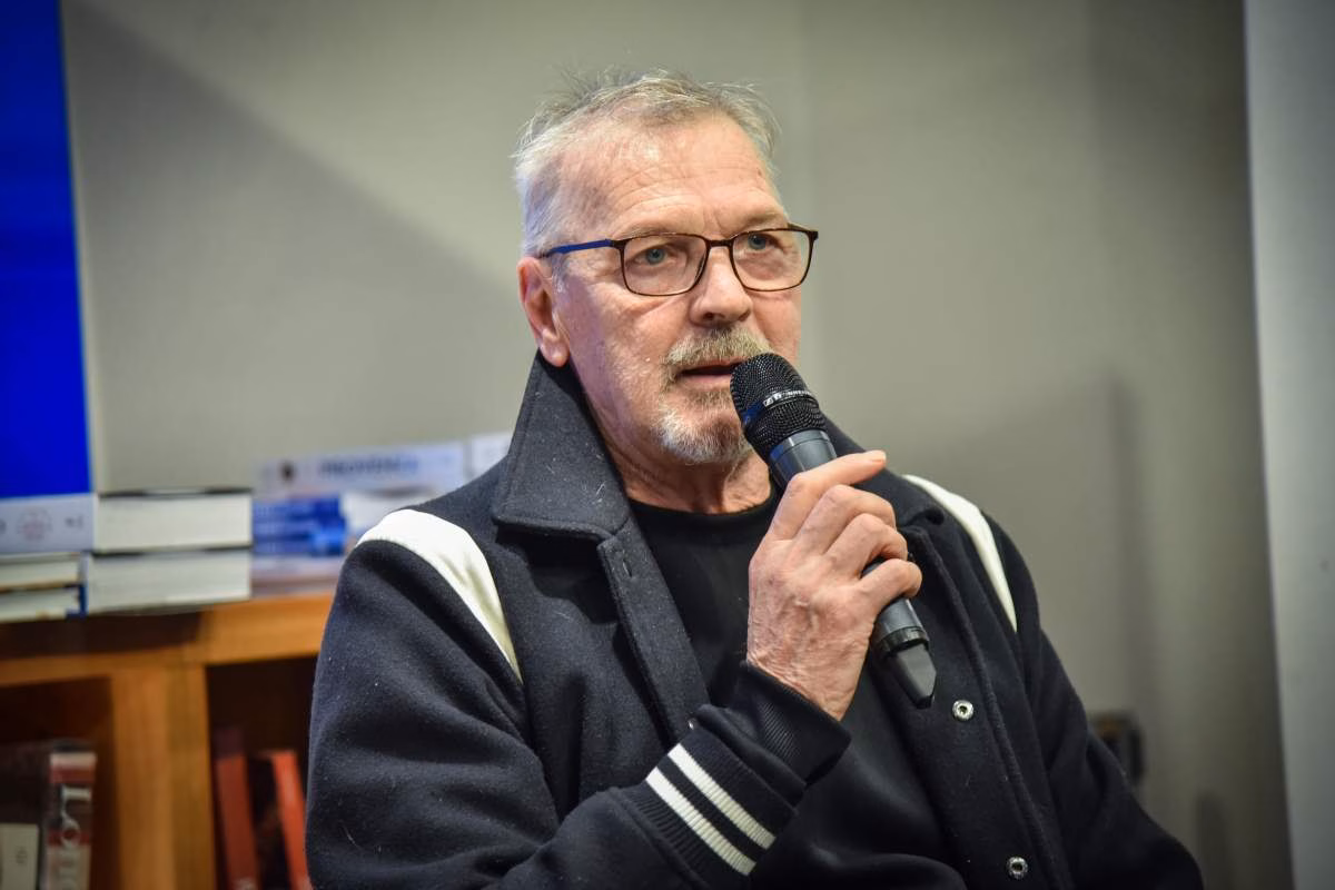 Primo piano di Stefano Tacconi con un microfono in mano