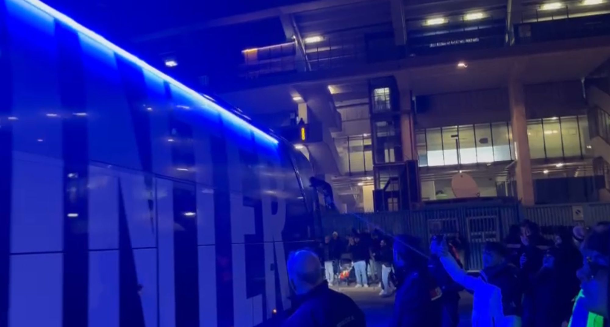 Inter, il pullman nerazzurro lascia il Bentegodi (VIDEO)
