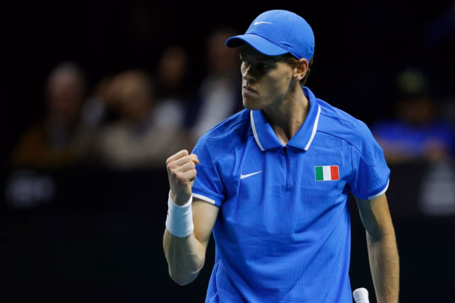 Jannik Sinner esulta in campo