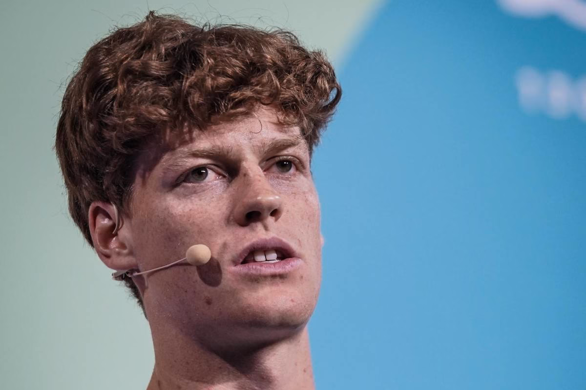 Primo piano di Jannik Sinner perplesso