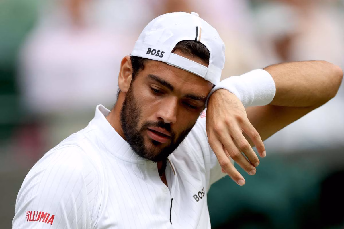 Berrettini si asciuga il sudore sulla tempia durante una partita a Wimbledon