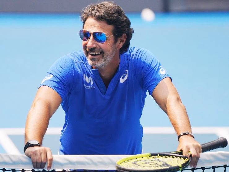 Patrick Mouratoglou sorridente con gli occhiali da sole