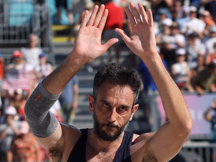 Primo piano di Paolo Nicolai che saluta il pubblico