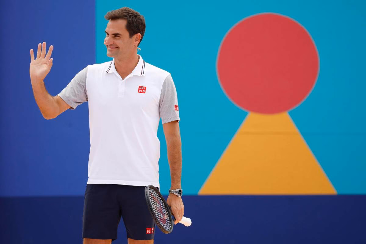 Roger Federer saluta il pubblico