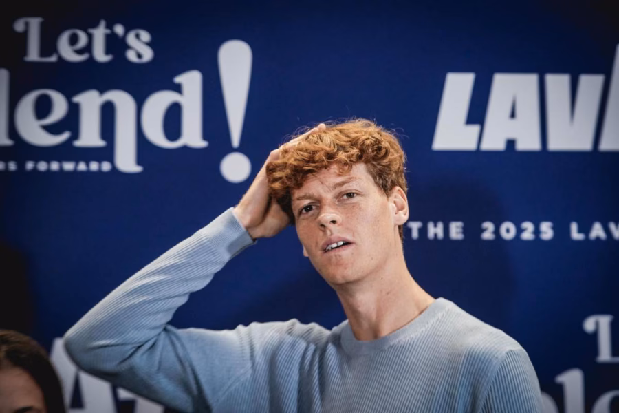 Sinner con una mano sulla testa durante un evento