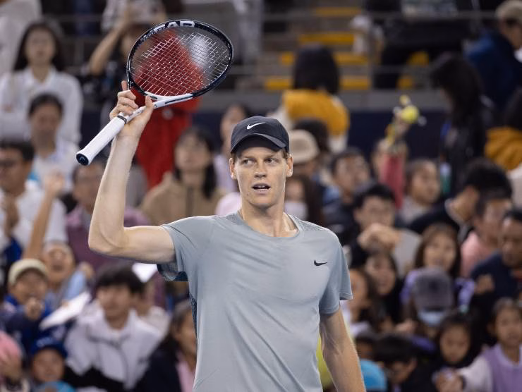 Sinner saluta il pubblico con la racchetta a Pechino