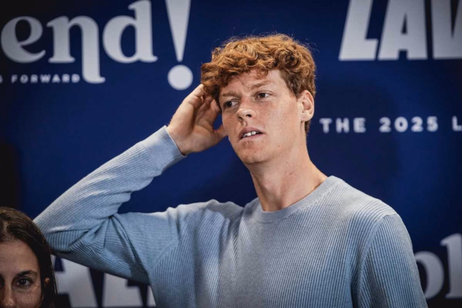 Sinner con una mano sulla testa