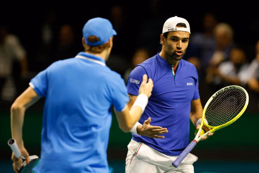 Berrettini e Sinner festeggiano dopo un punto