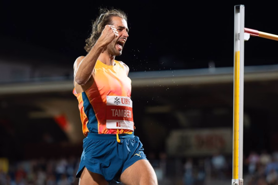 Tamberi esulta dopo un salto